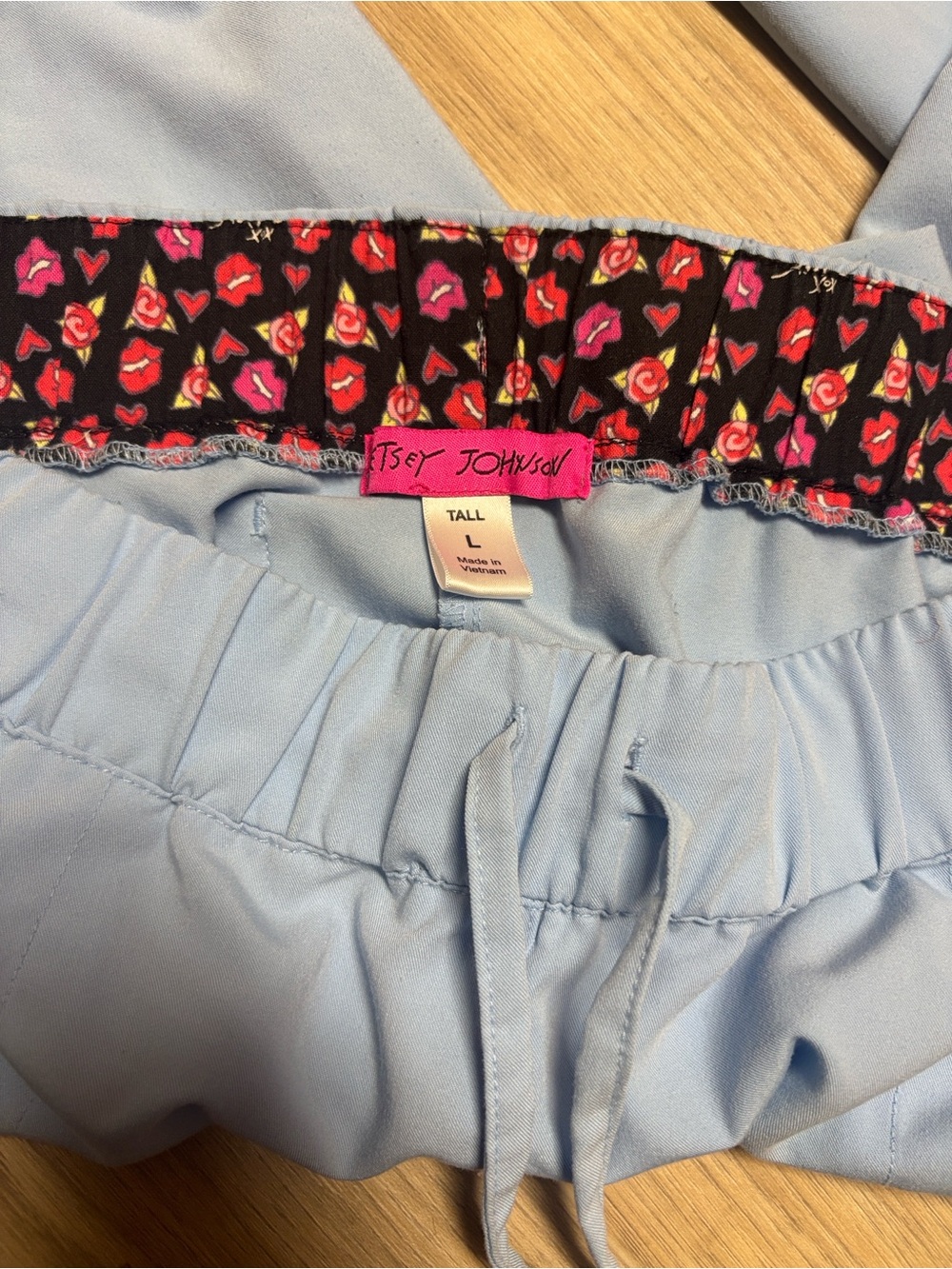 Betsy Johnson Scrubs-Unisex-Drawstring/Signature Floral Waistband-Size Large